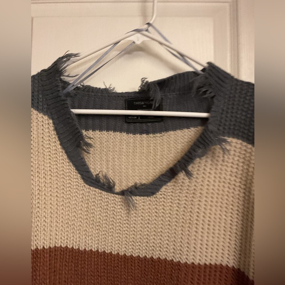 Colorblock Distressed Sweater - Picture 2 of 5